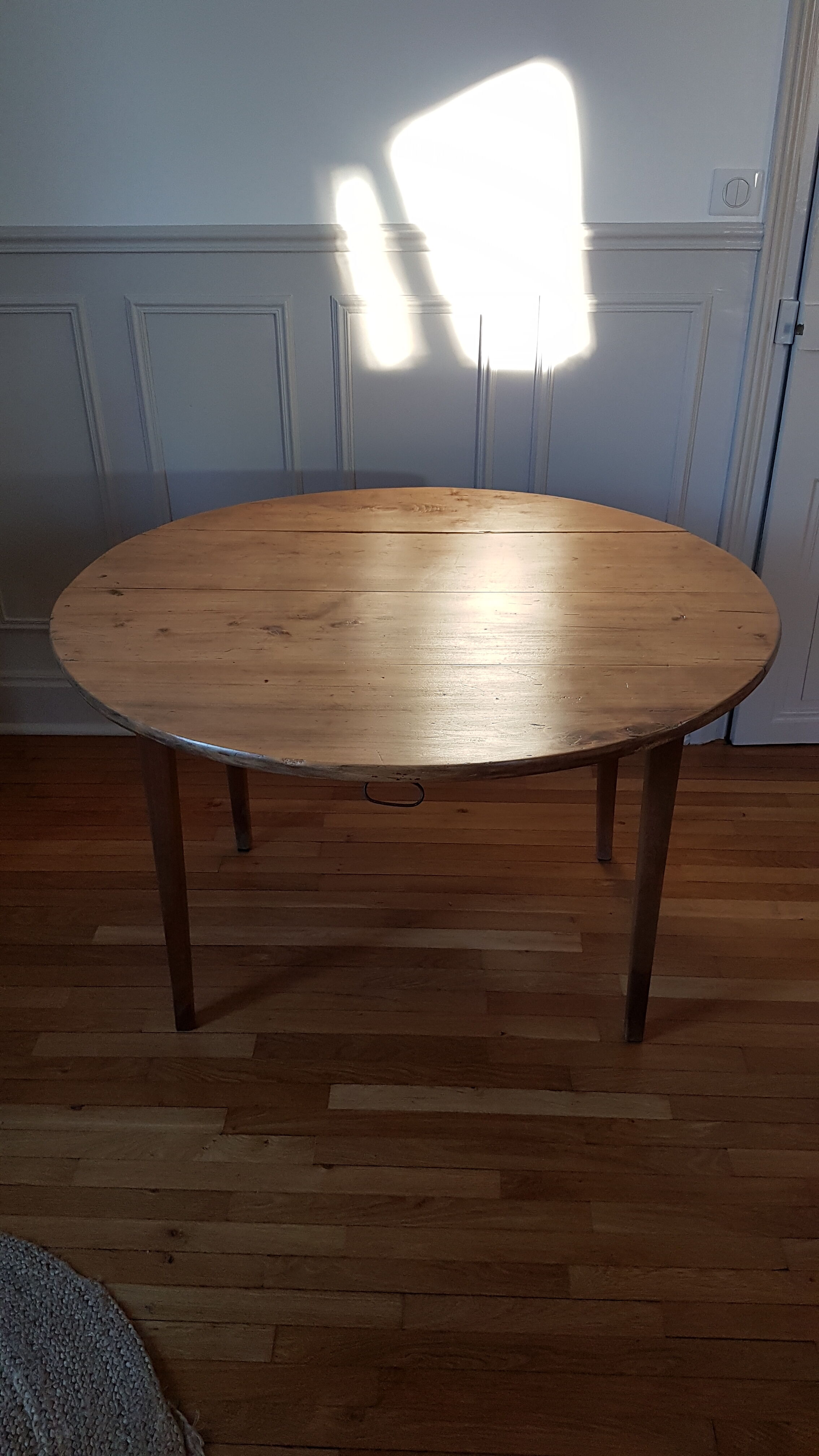 Round table with flaps