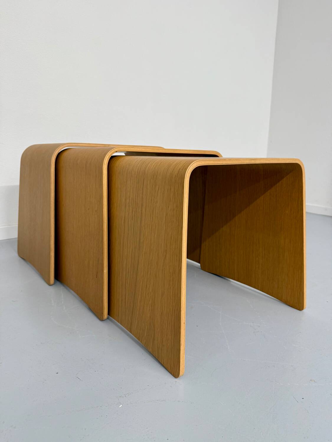 Set of 3 nesting coffee tables in thermoformed wood, 80s design