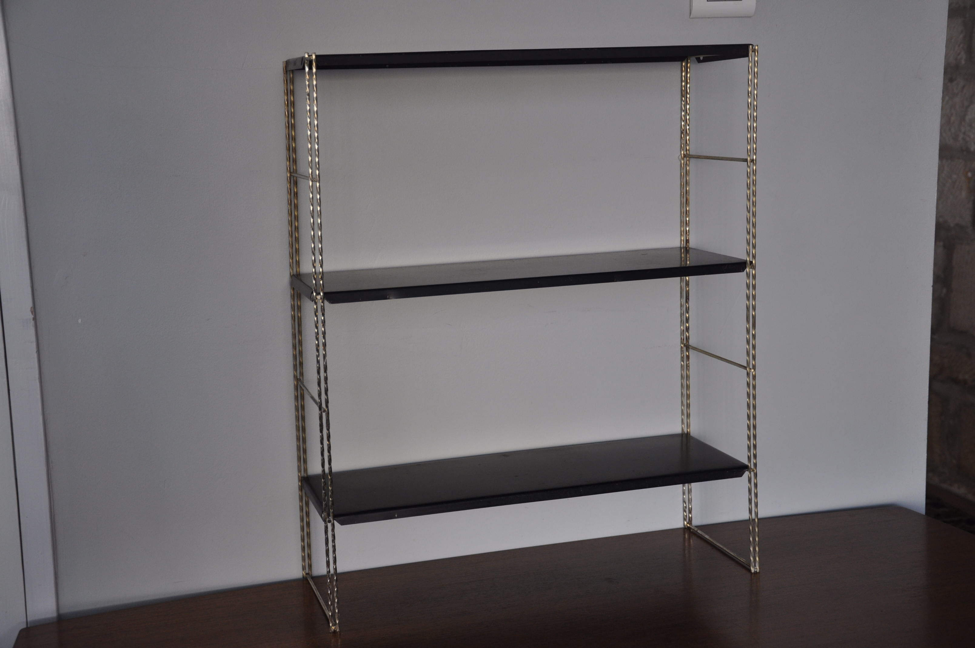 Metal string shelf