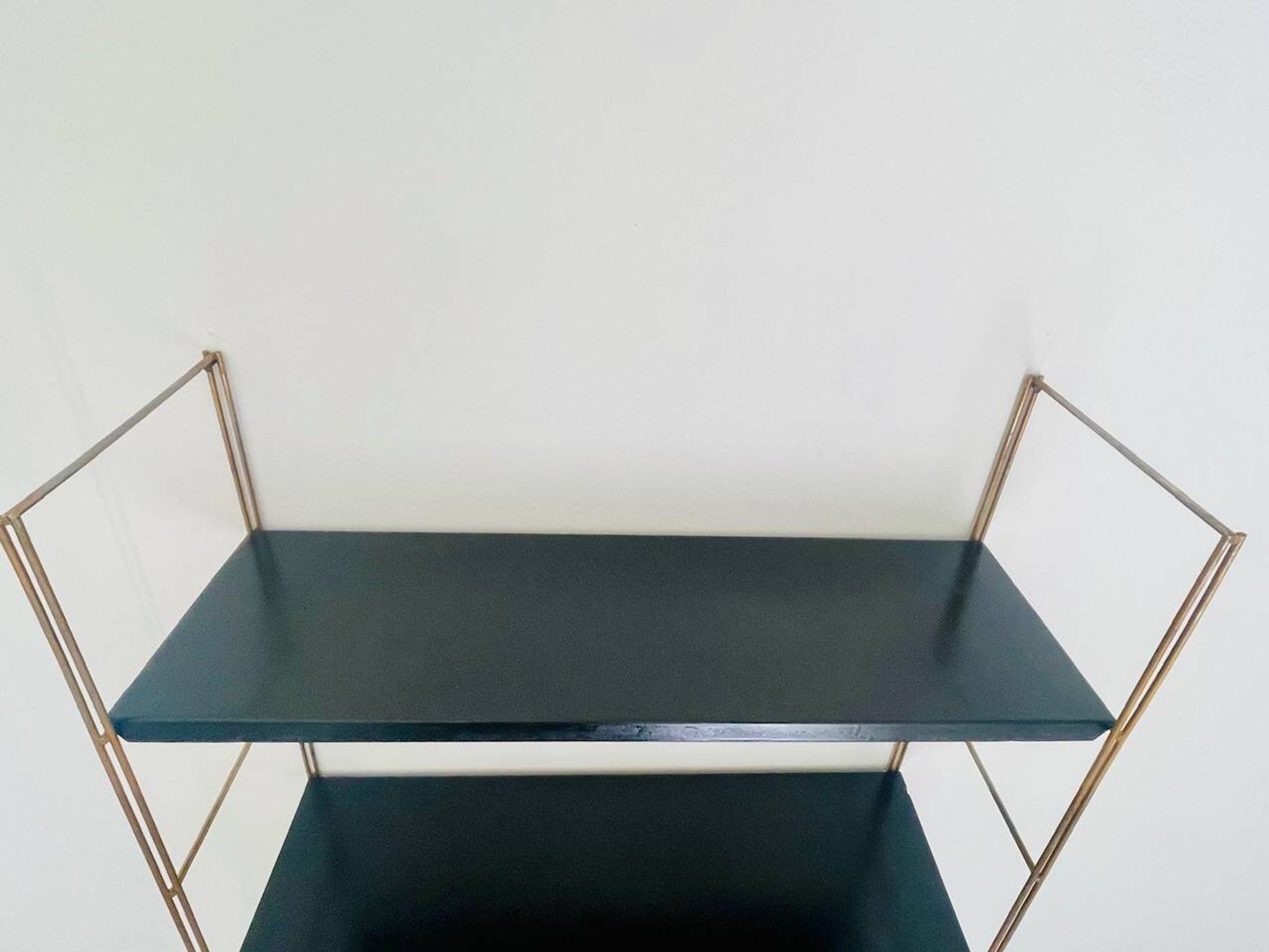 Etagère murale vintage modulable, metal et laiton circa 1960s