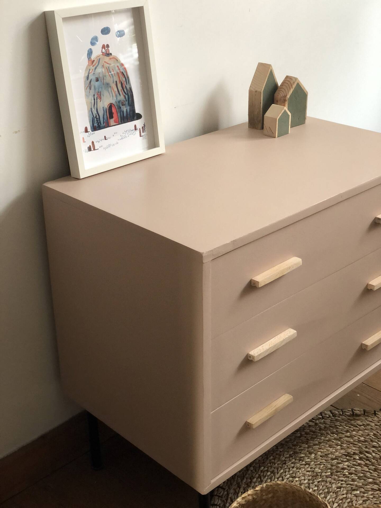Commode rose rénovée