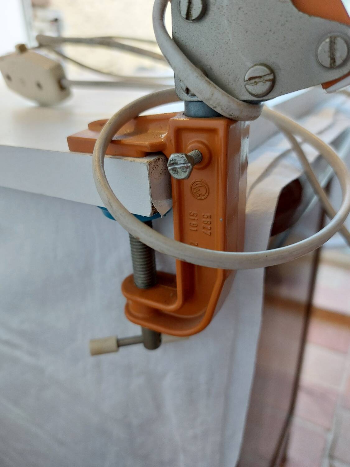 Articulated industrial workshop lamp