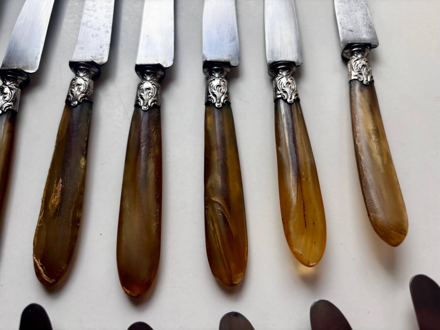 18 Wiskemann table knives in horn