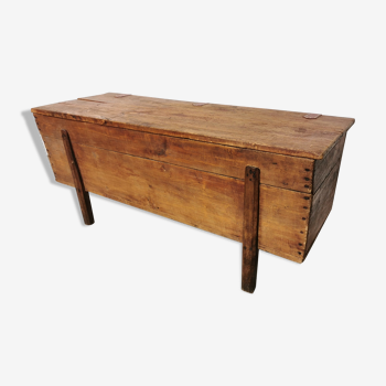 Wooden chest kneaded maie