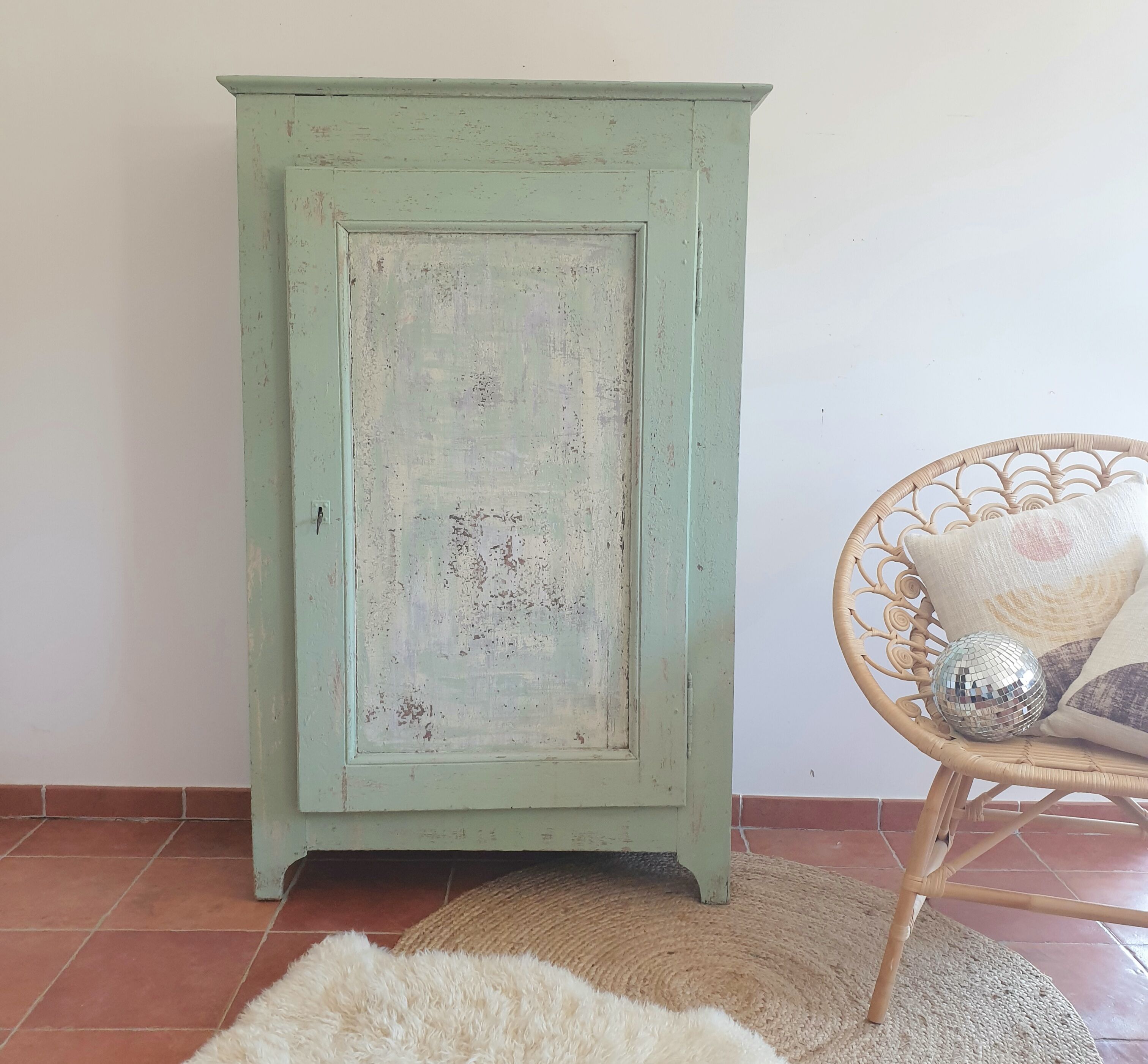 Pretty old bonnetière