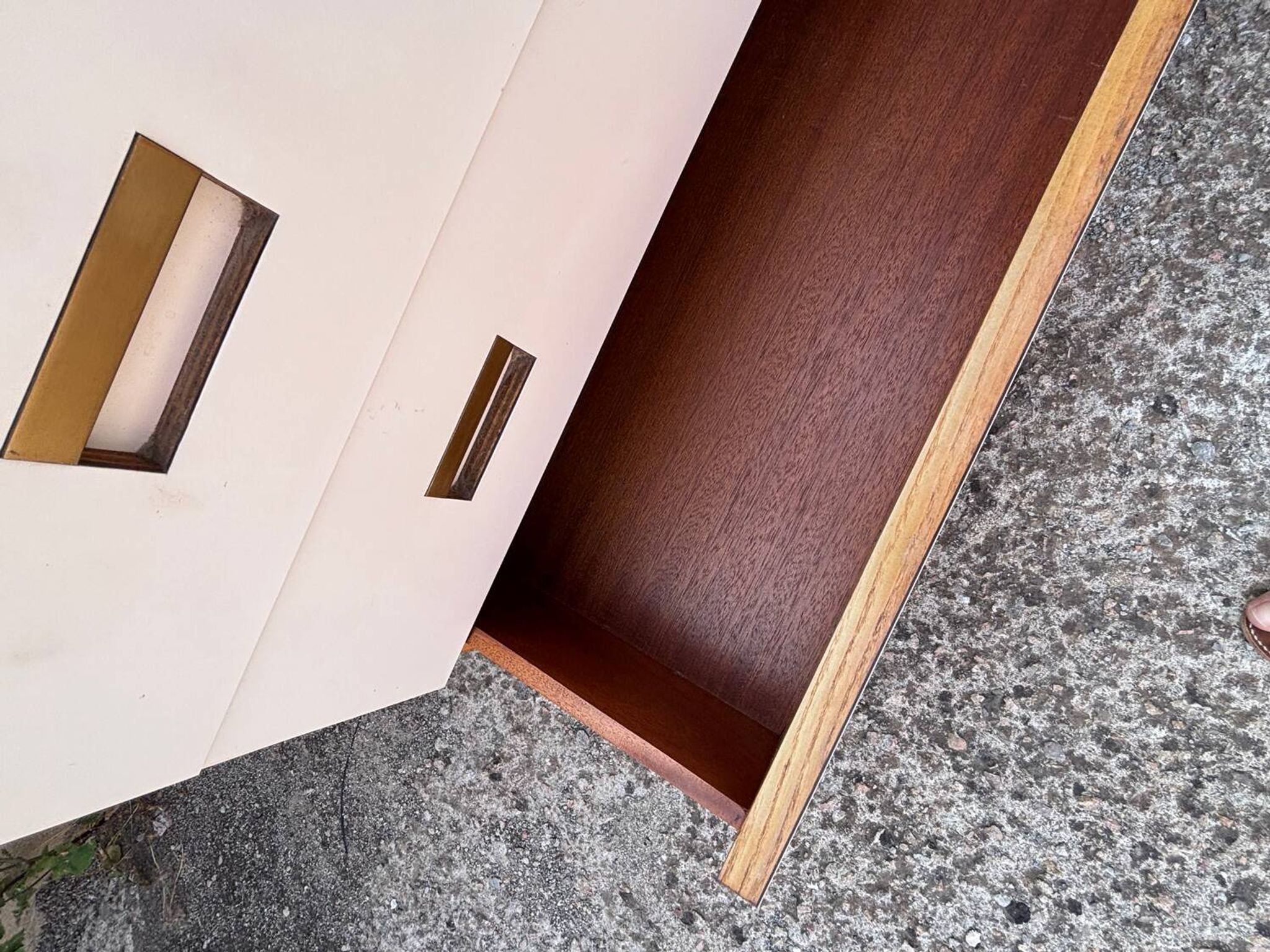 Commode années 70 chêne, laiton et placage blanc cassé