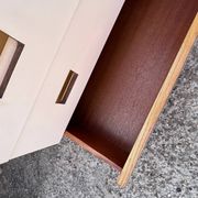 Commode années 70 chêne, laiton et placage blanc cassé
