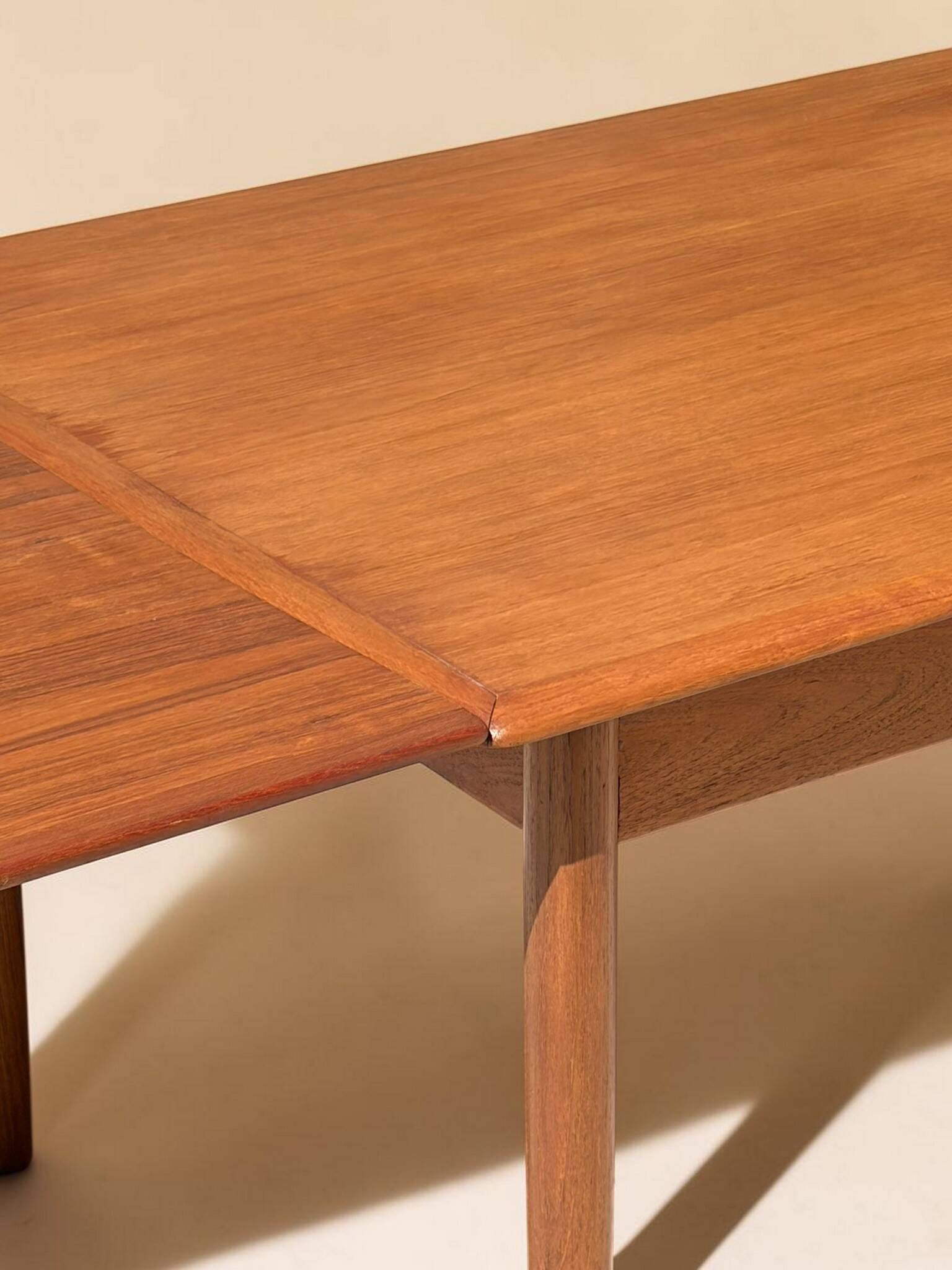 Dining table in teak Samcom