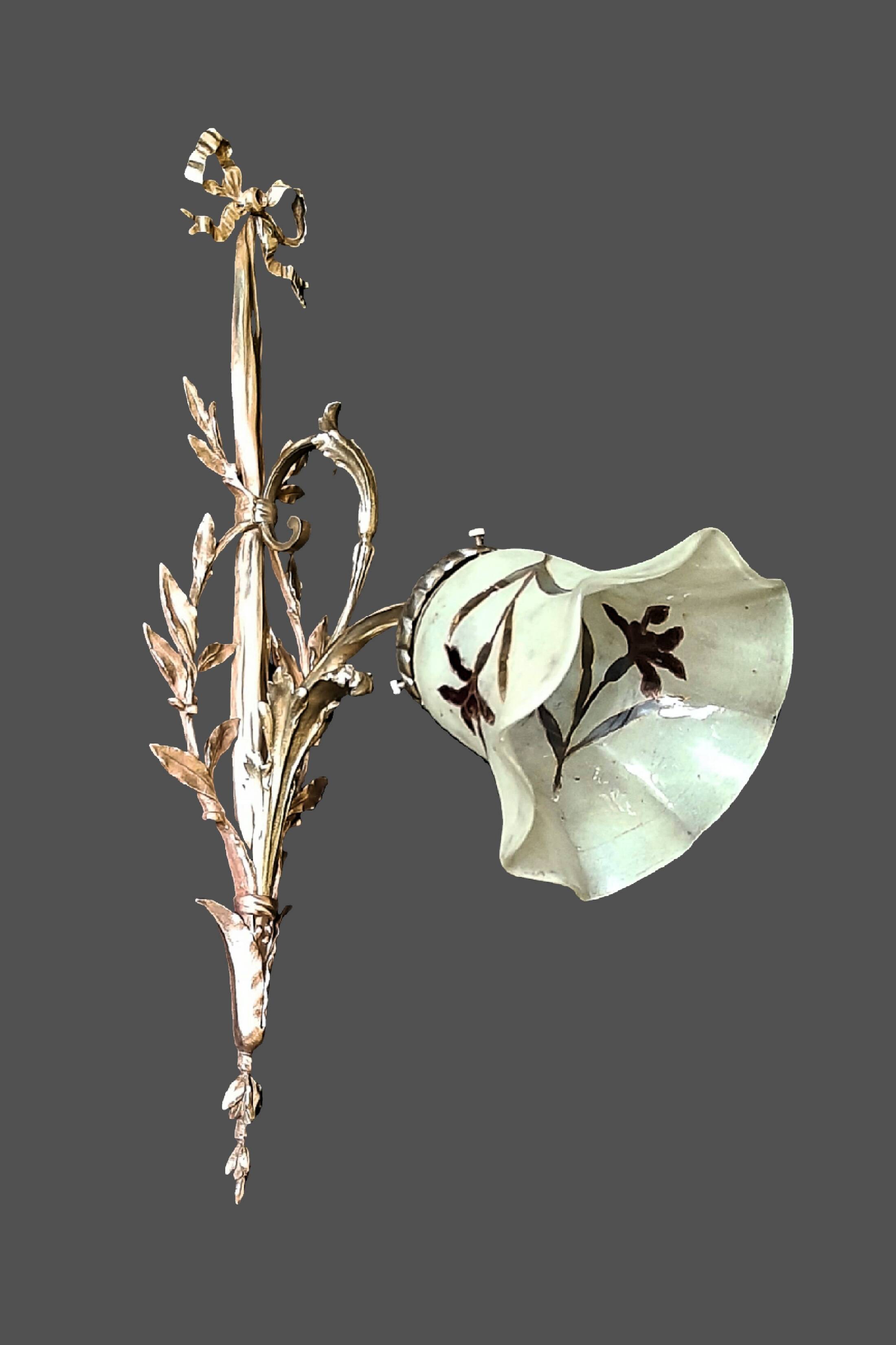 Art Nouveau wall light in bronze and frosted glass