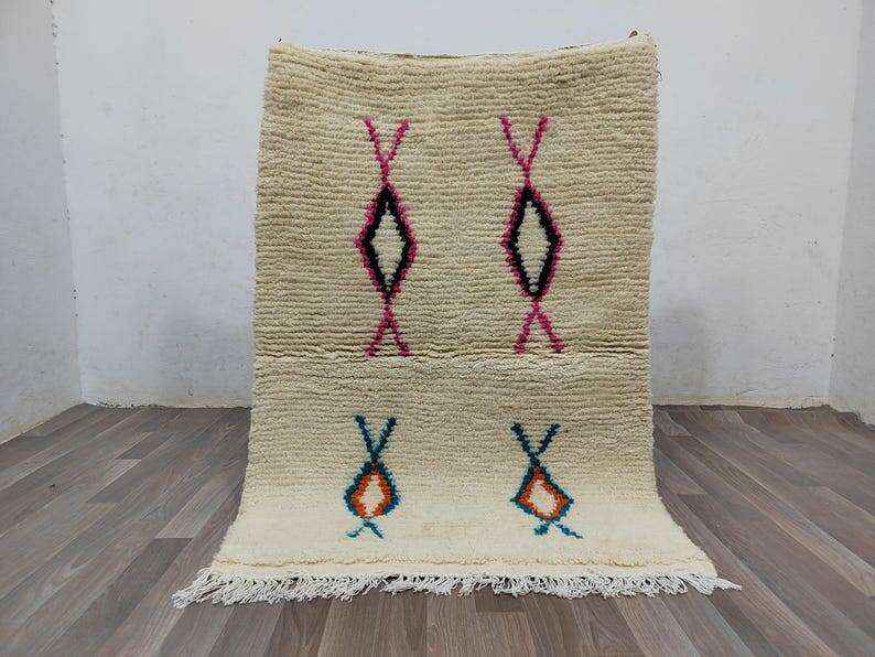 White Berber rug with decoration, 250cm x 150cm