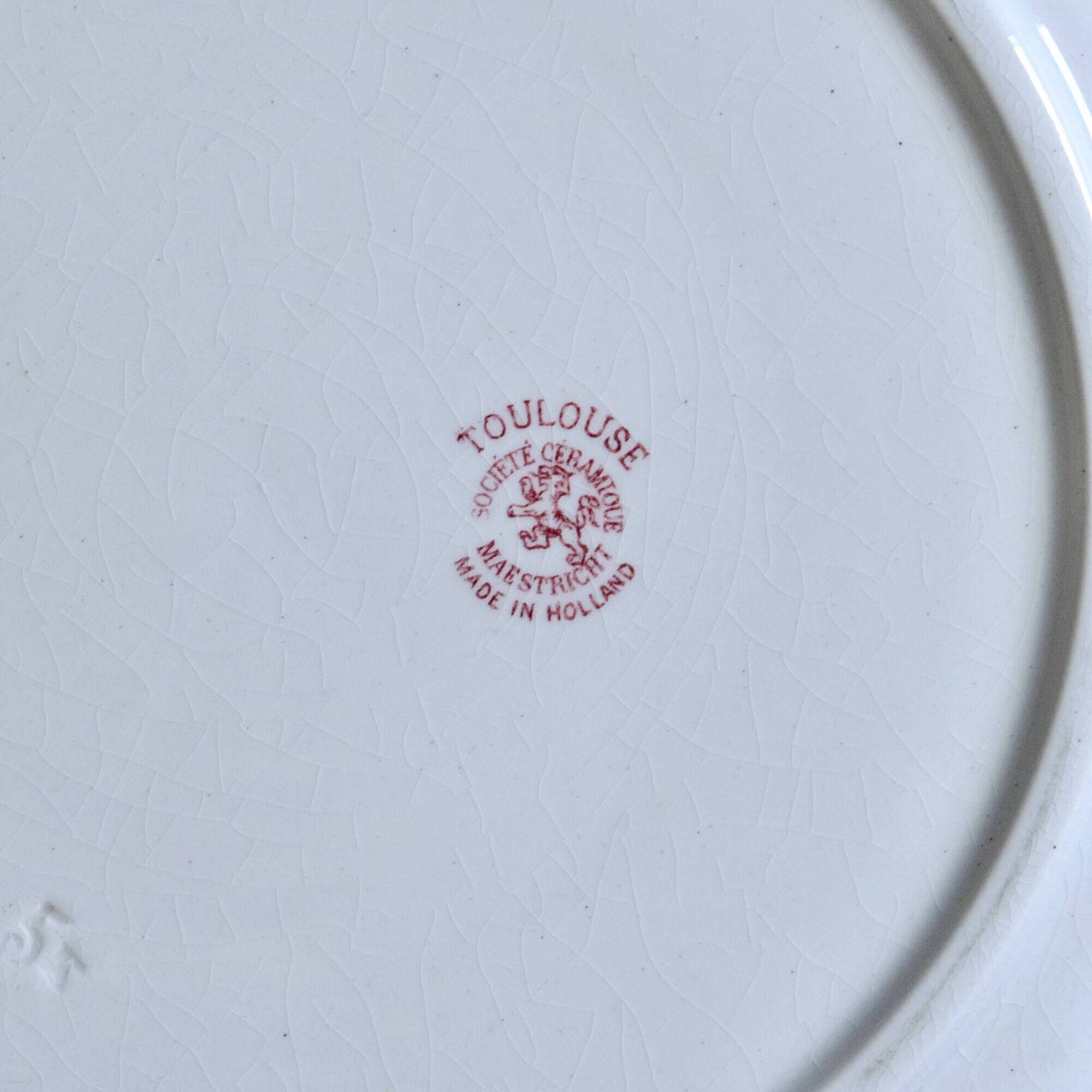 Round plate from the 19th century, pink ironstone, signed Maestricht "Toulouse"