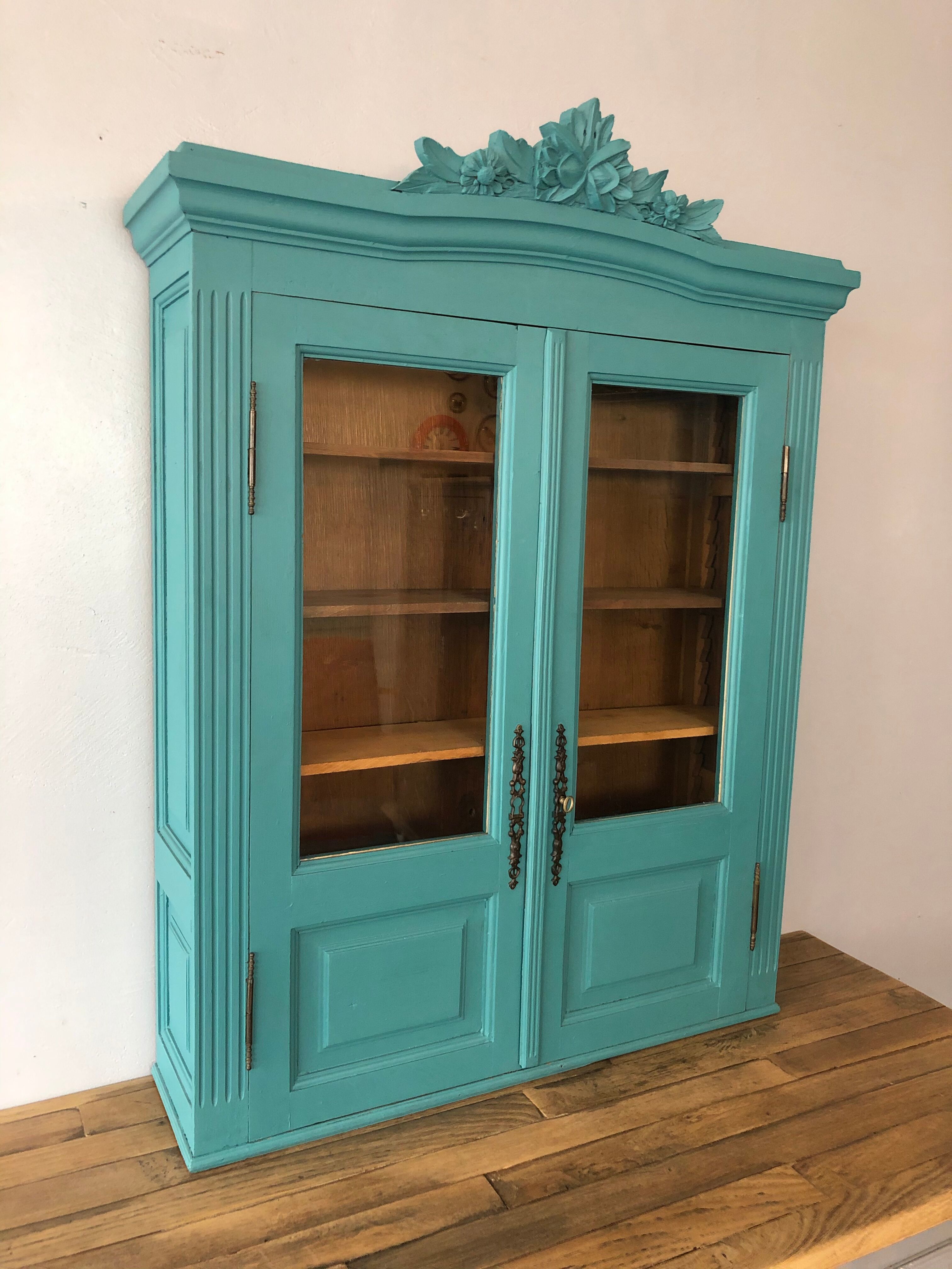 Showcase to be placed or hung