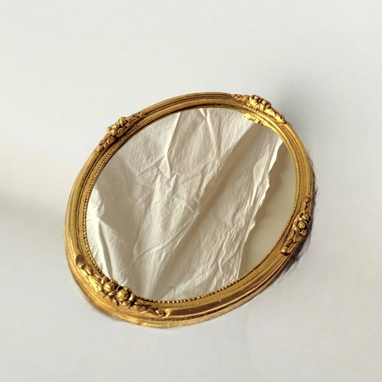 Ancien miroir mural ovale en résine dorée - 63 cm