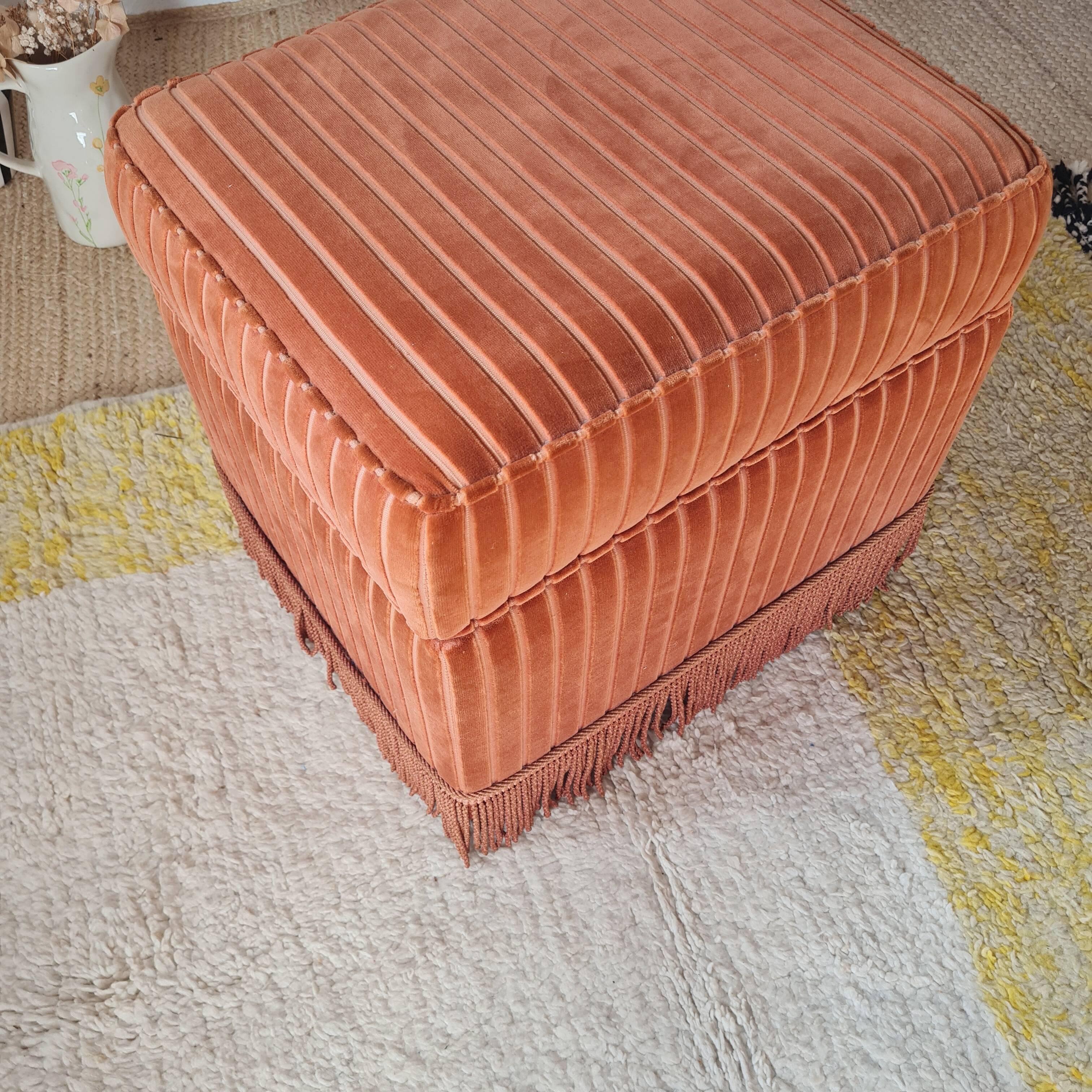 Pouf coffre ancien en velours rose à rayures