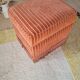 Pouf coffre ancien en velours rose à rayures