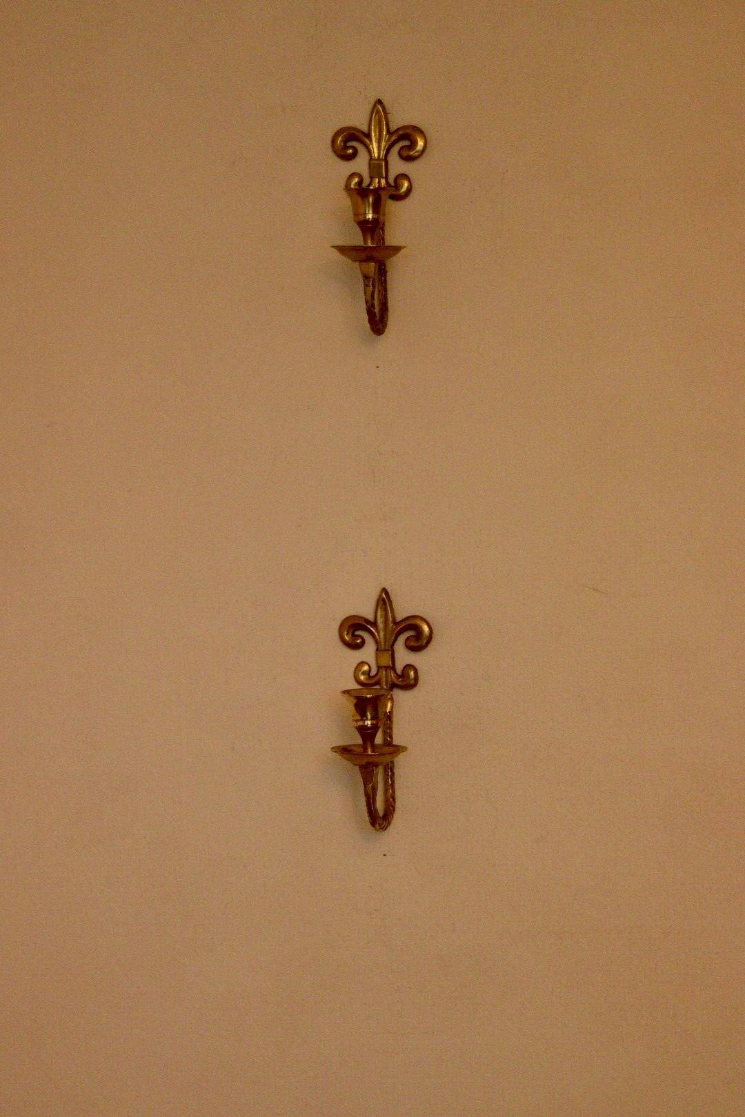 Une paire d'appliques murales anciennes en laiton
