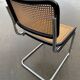 Chaise design Cesca modèle b32 en noir et chrome