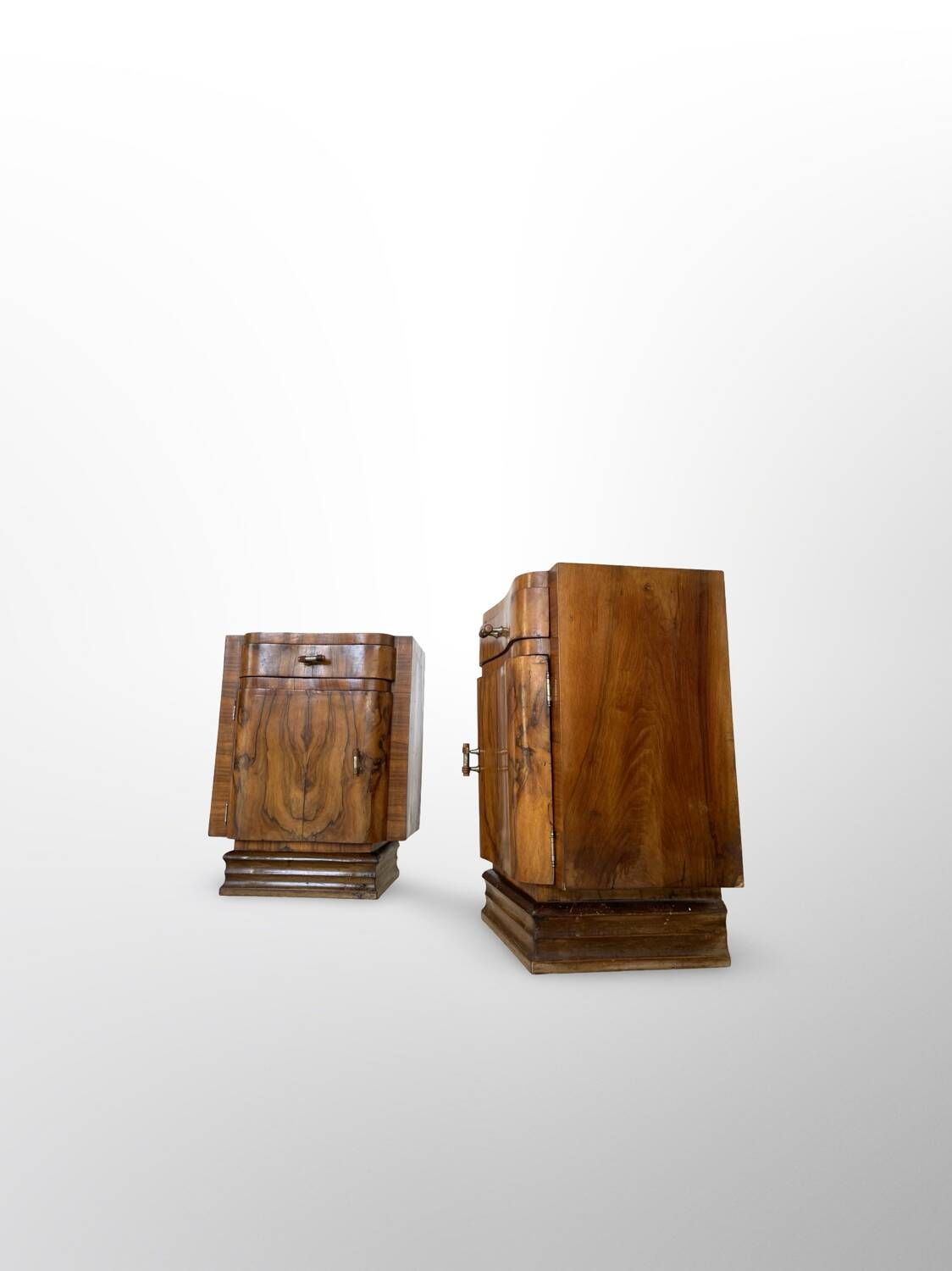 Tables de chevet Art déco italiennes en ronce de noyer, années 1930.