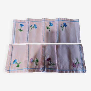 Série de huit serviettes de table coton rose brodé 24,5 X 25 cm