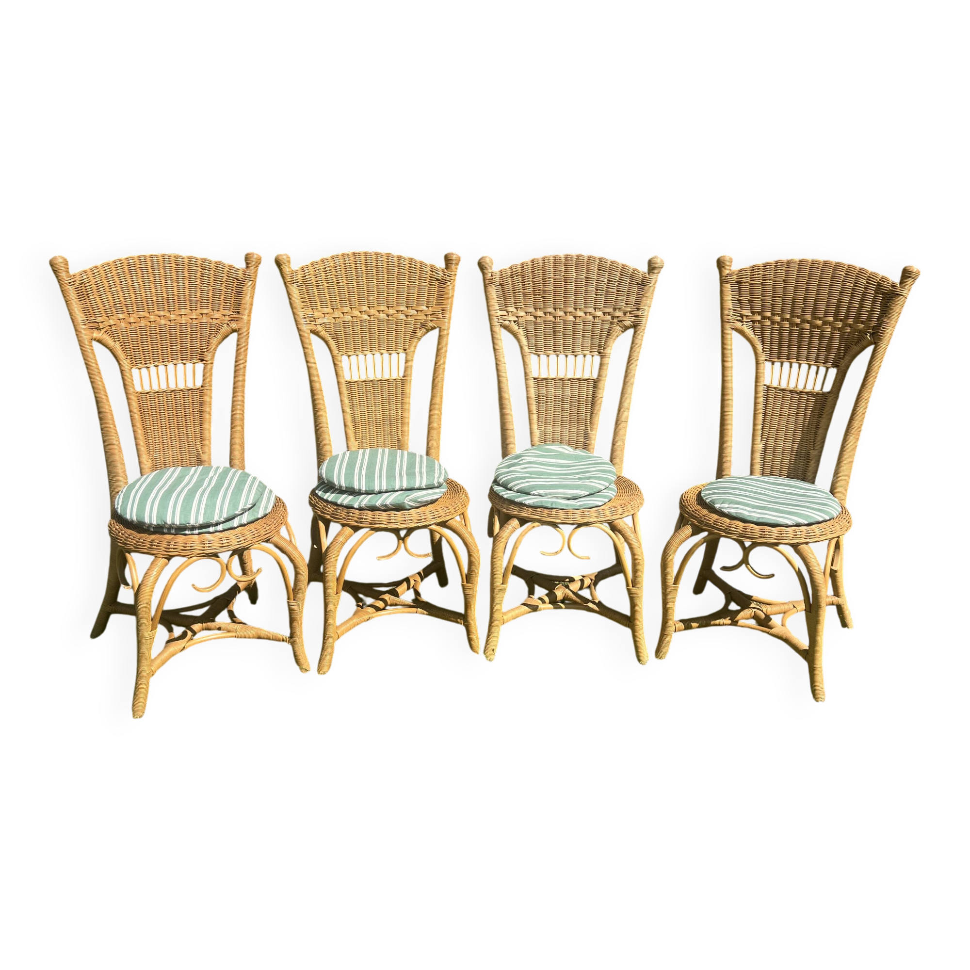 Very beautiful set of 4 antique rattan chairs. Luxury model, perfect condition.