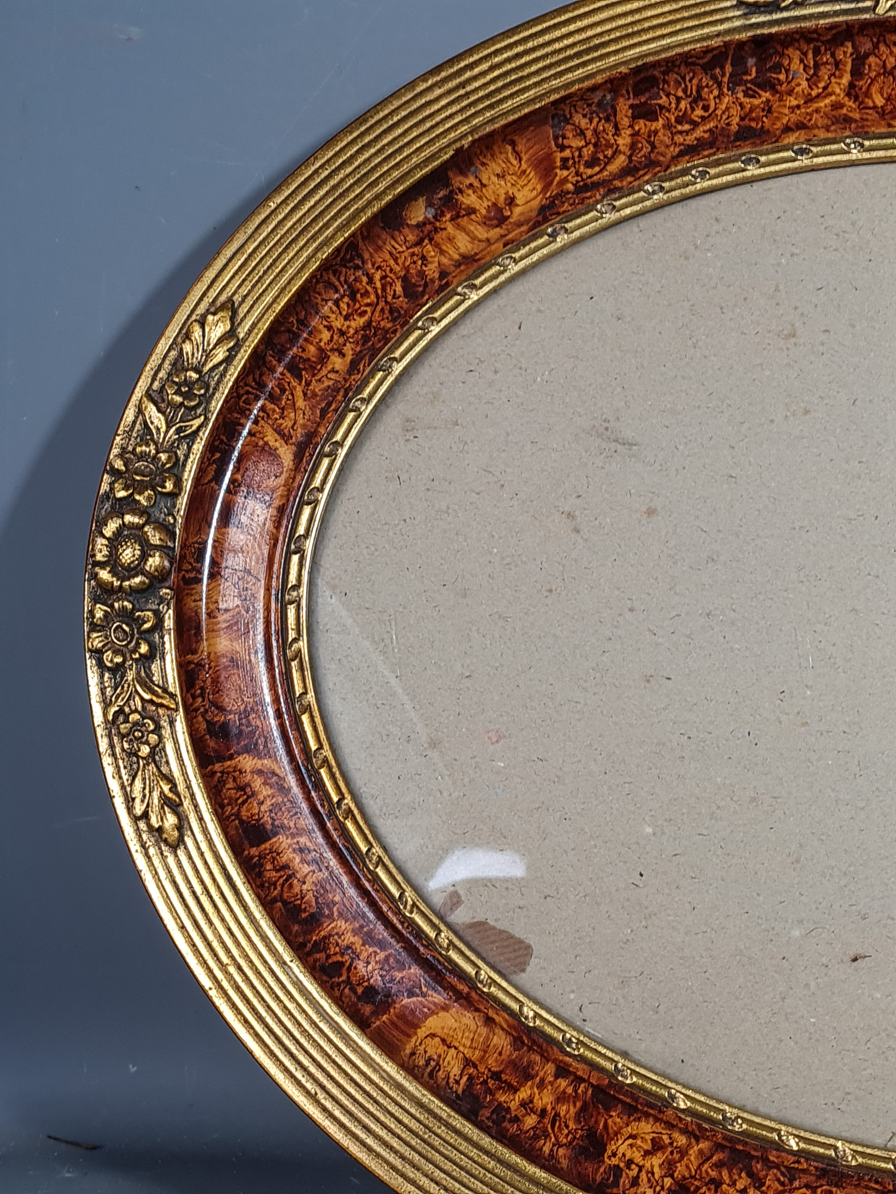 Old oval frame gilded stucco wood 50.5x40 cm, leaf 40x29.8 cm circa 1930 SB