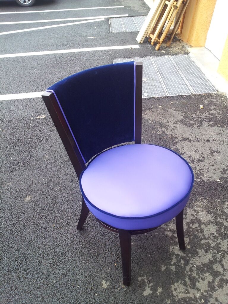 Dual-fabric brewery chair blue tones, round seat springs