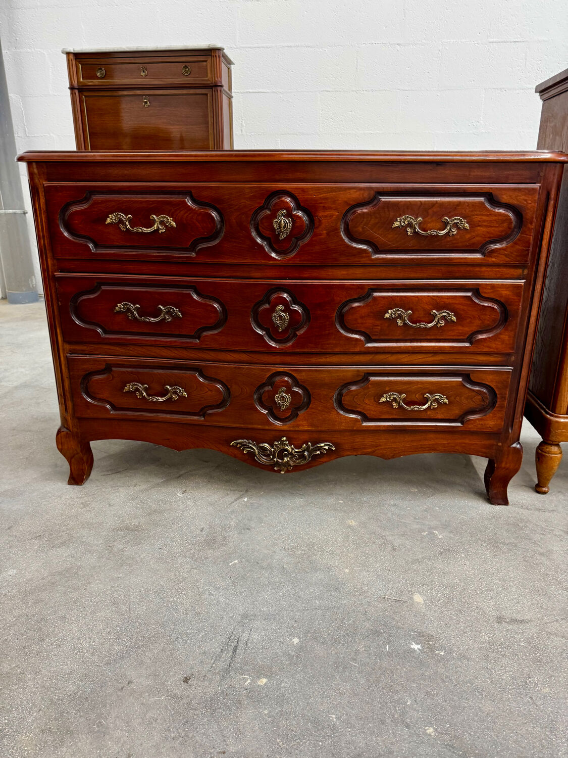 Curved Lyonnaise commode from the Louis XV period in solid walnut, late 1750s.