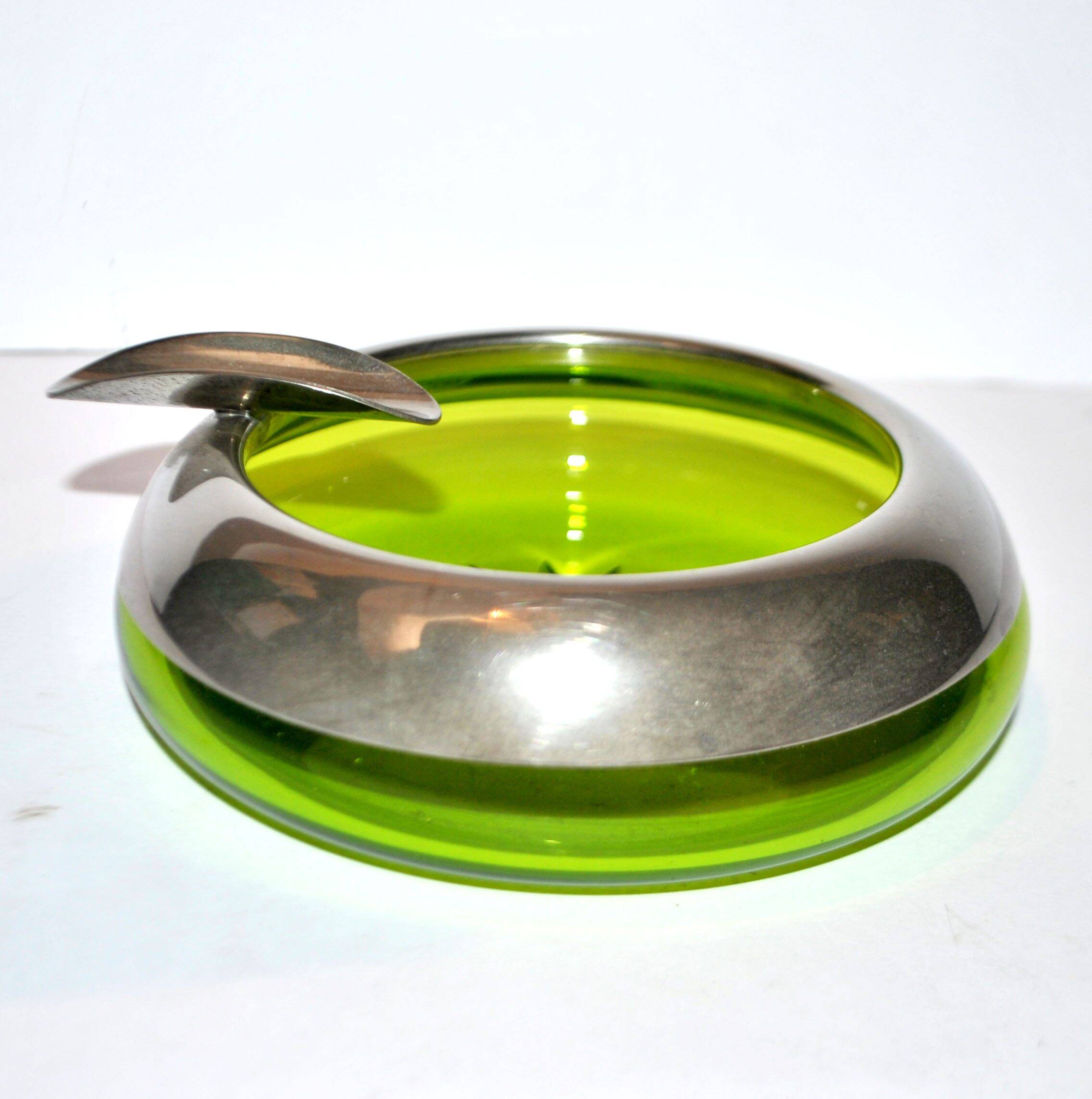 Cendrier cigare vintage en verre vert taillé et cerclage en étain