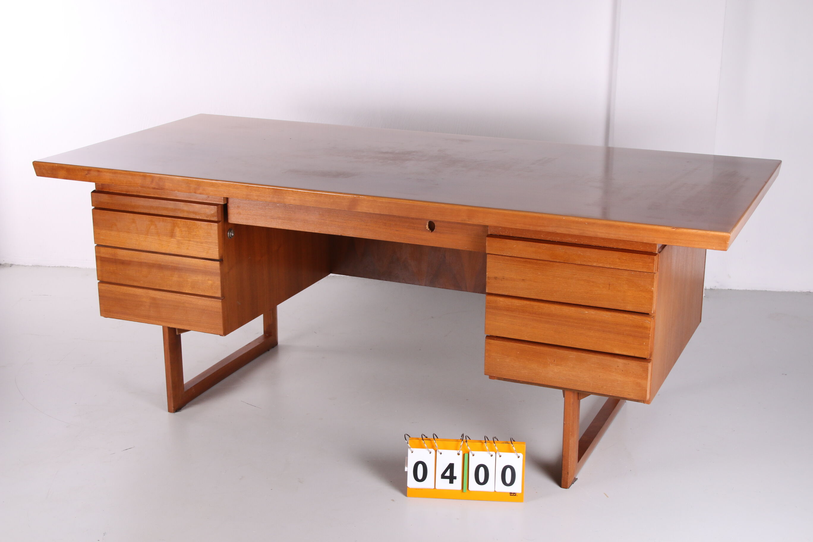 Bureau en bois avec des tiroirs