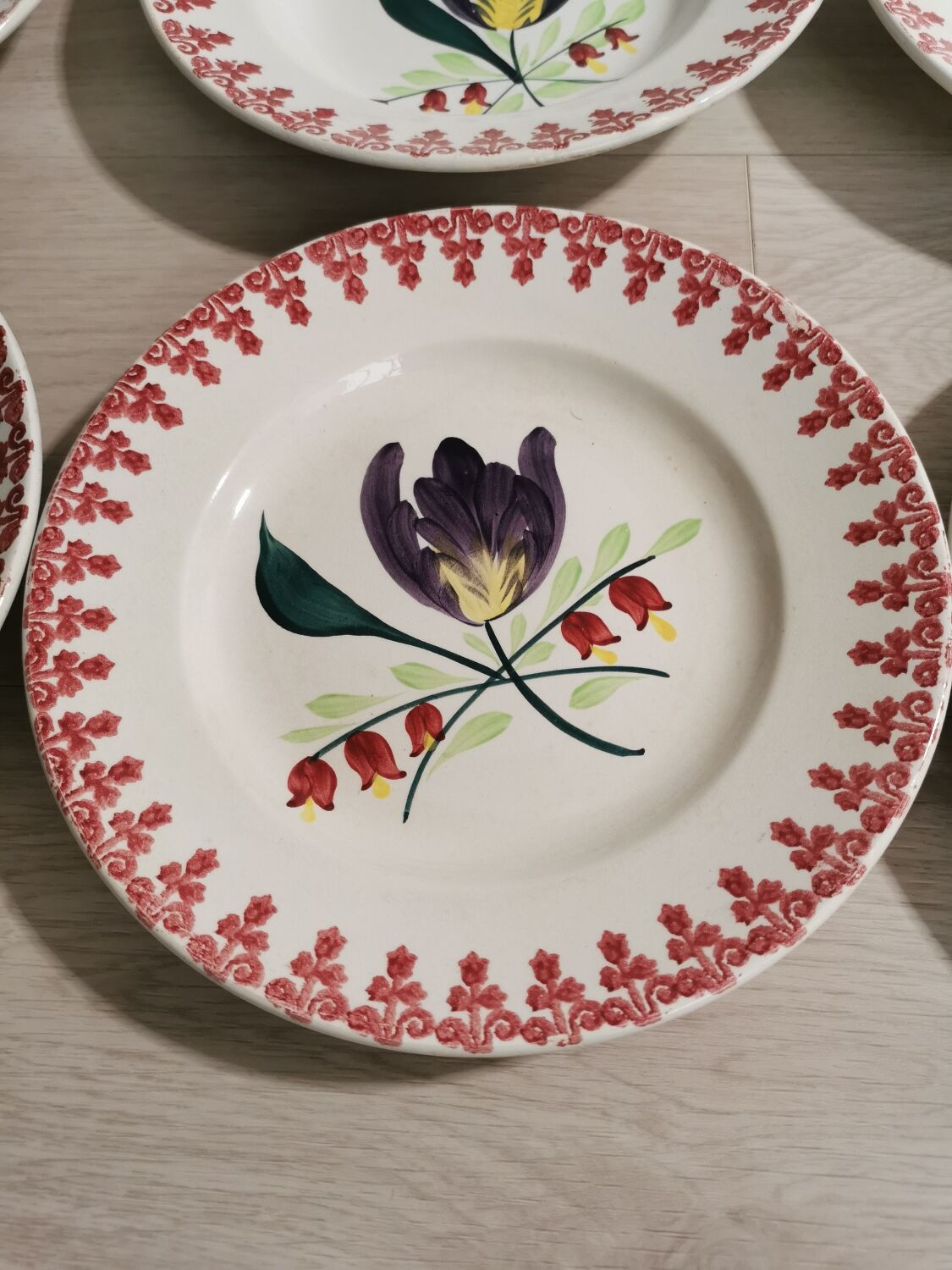 Assiettes anciennes fleuries, Moulin des loups