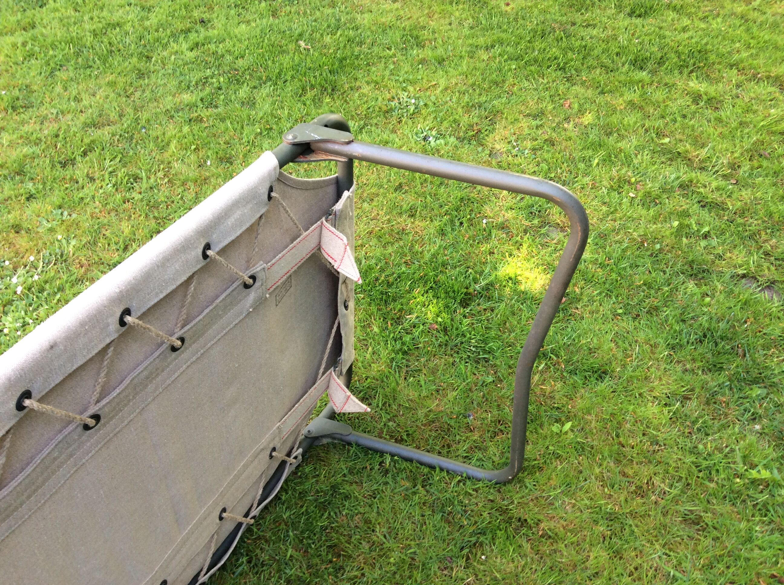 Lit de camp militaire