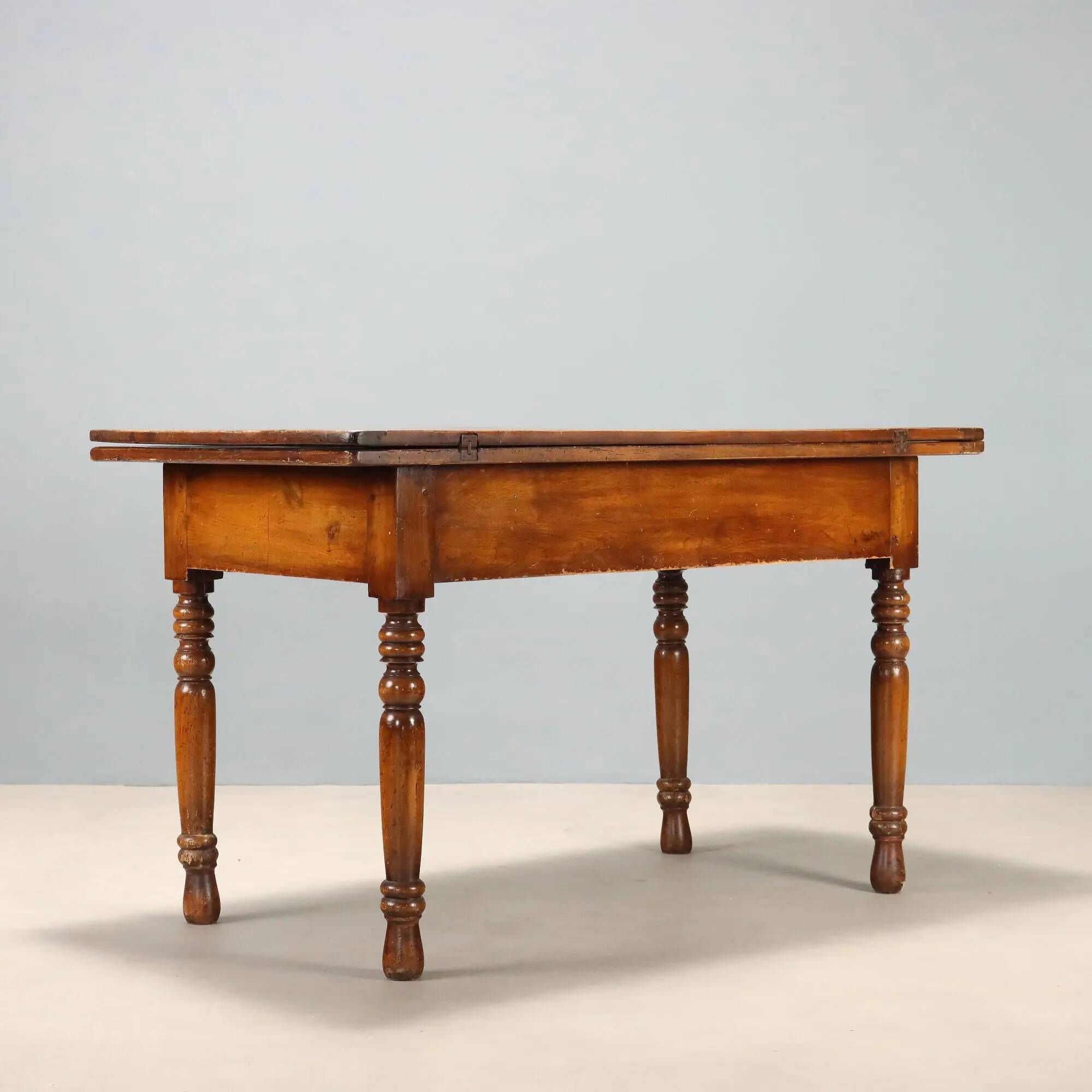 Table ancienne à plateau pivotant en noyer, Italie, XIXe siècle