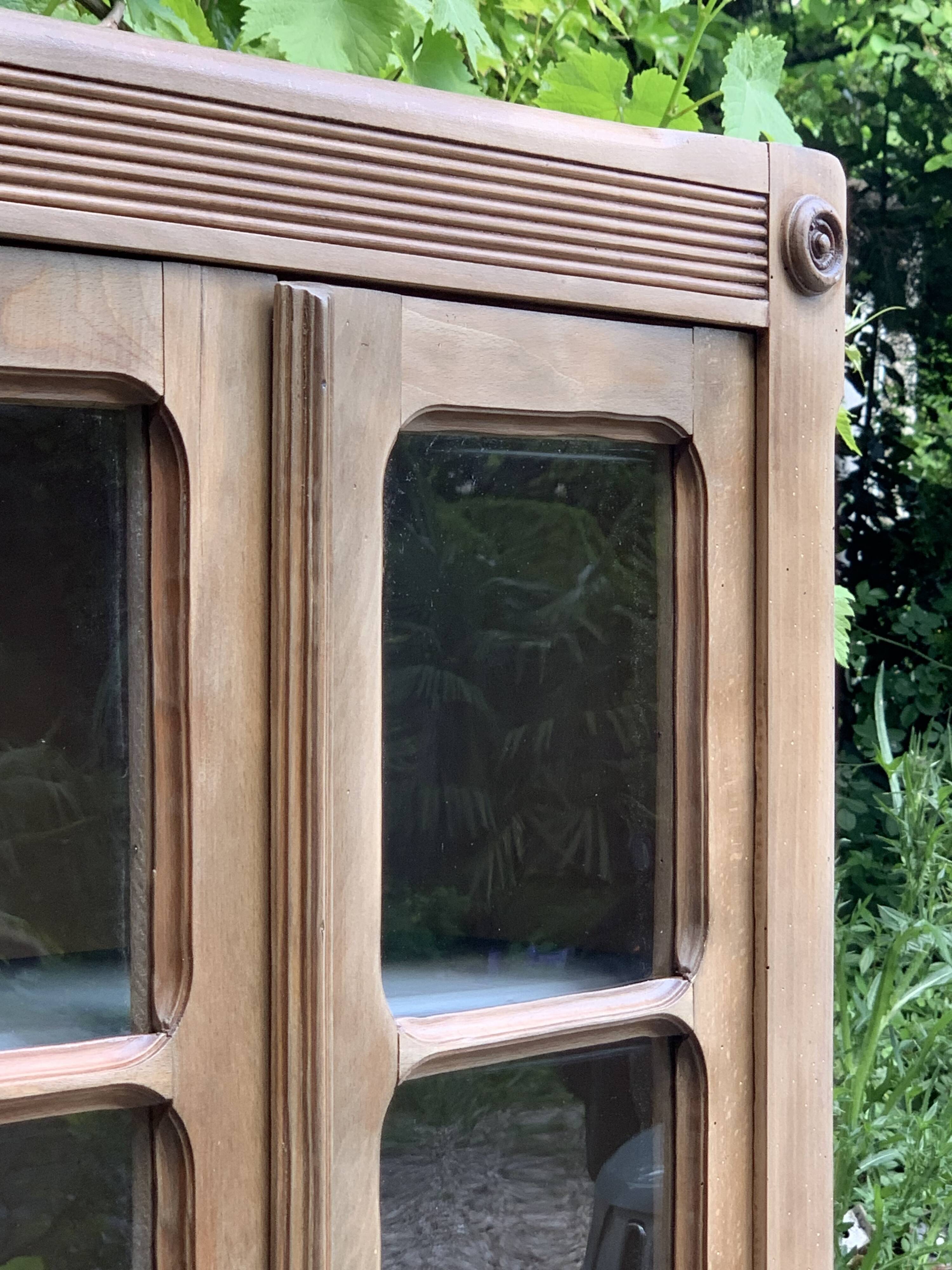 Armoire parisienne vitrée en bois brut, 1940