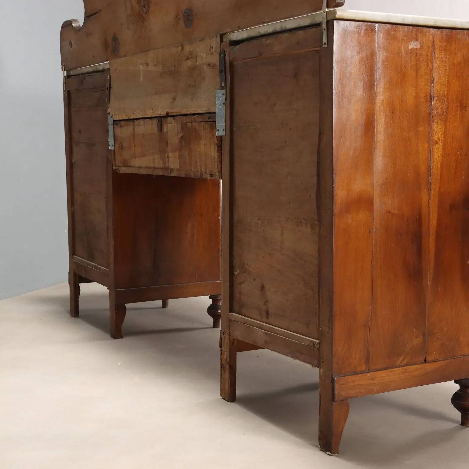 Buffet ancien en noyer avec plateaux en marbre blanc, XIXe siècle