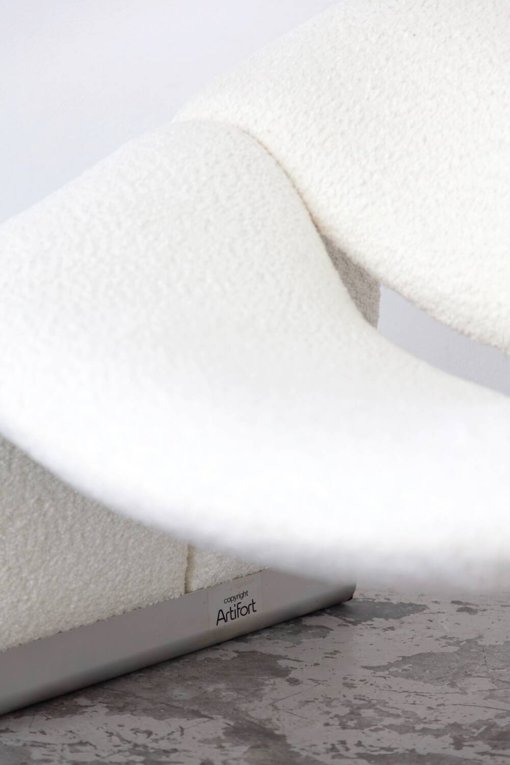 Fauteuil Groovy boucle blanc cassé par Pierre Paulin