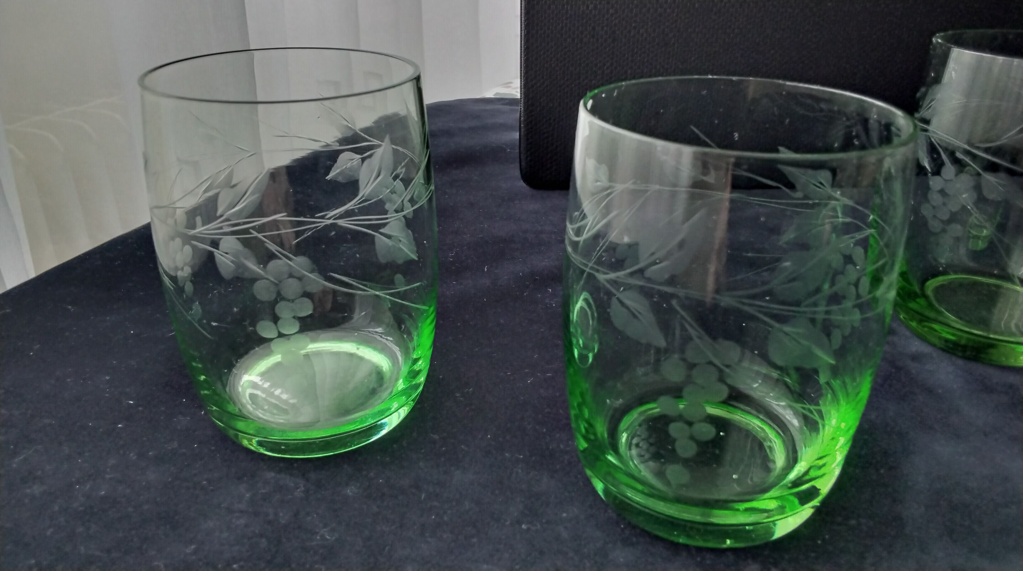 8 Verres à eau forme gobelet en verre vert  Décor gravé
