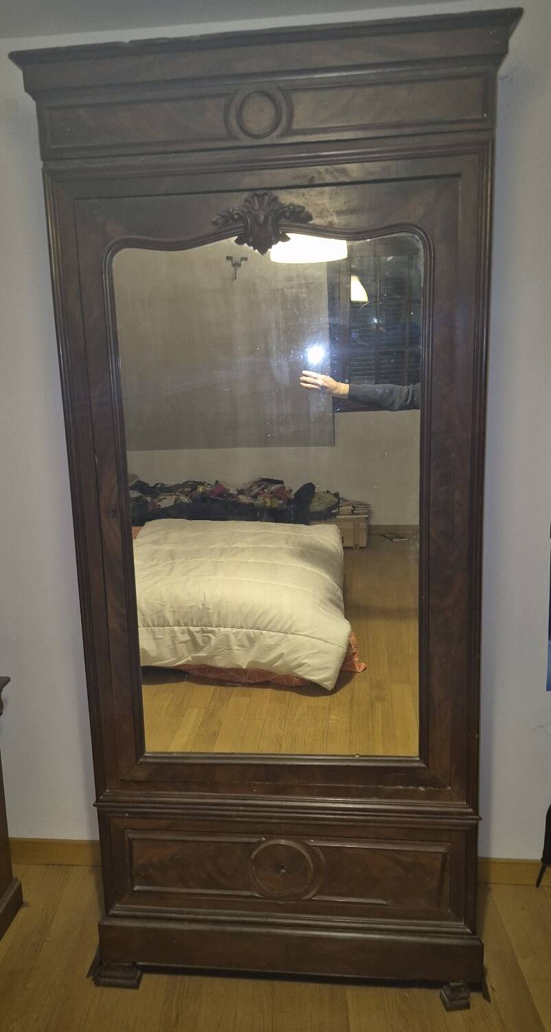 Single-door wardrobe