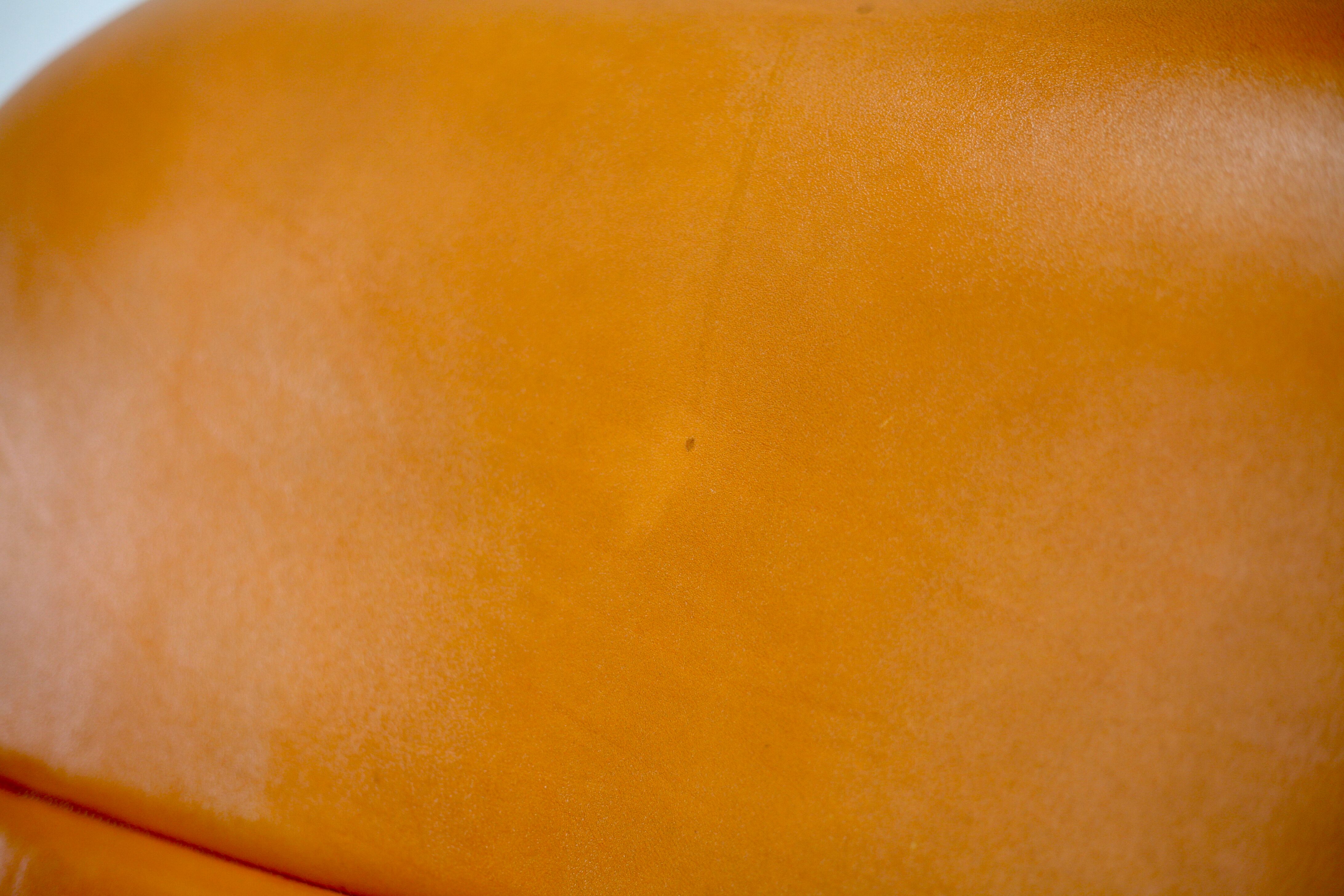 Sofa "space age". Leather, fiberglass, foam, steel. Circa 1970. Orange.