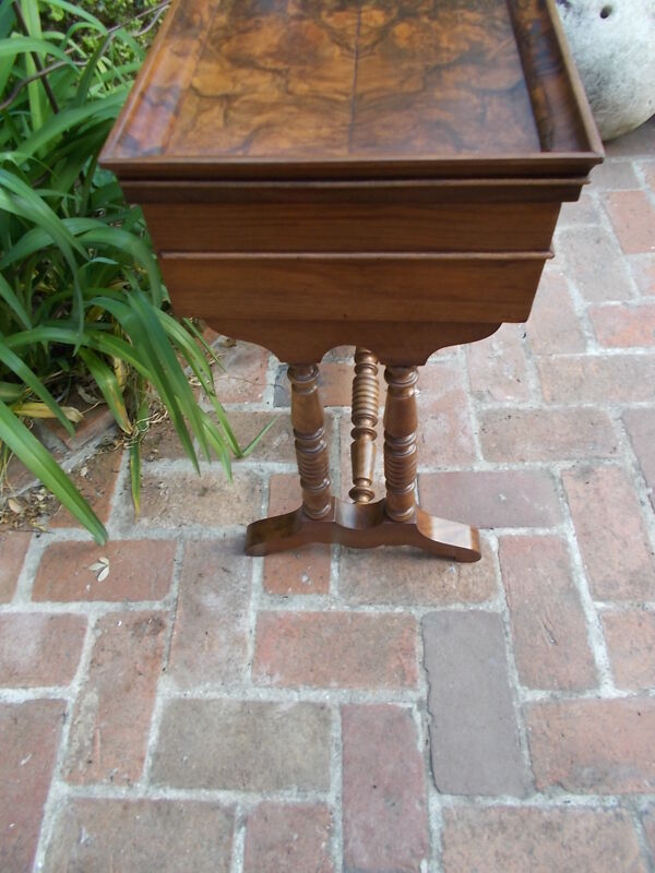 Table d'appoint travailleuse coiffeuse en noyer