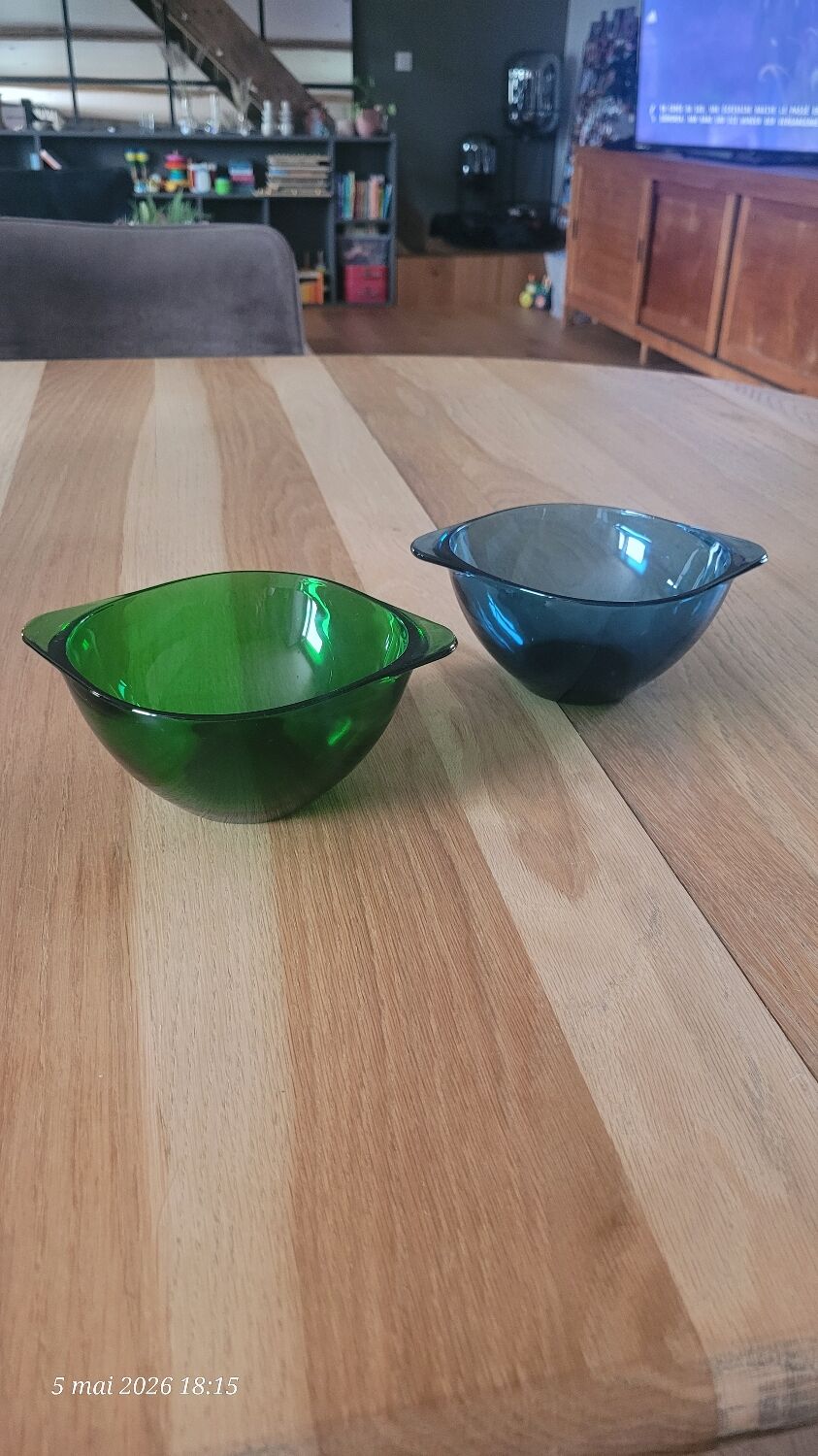2 ear bowls in coloured glass Vereco