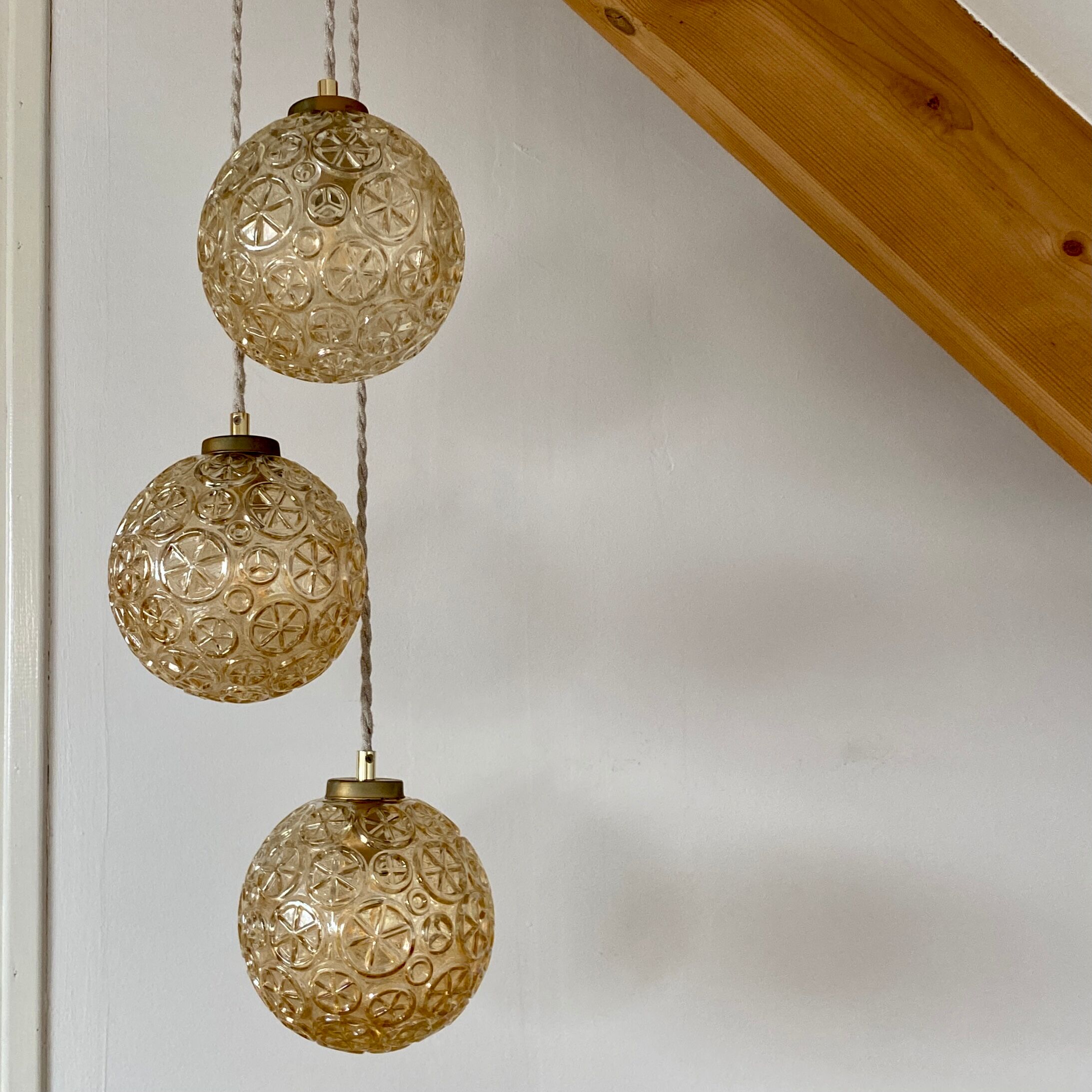 Suspension cascade trois feux globes vintage en verre ambré