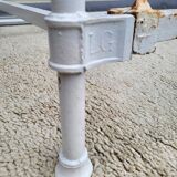 White metal bed “in its own juice” to be repainted