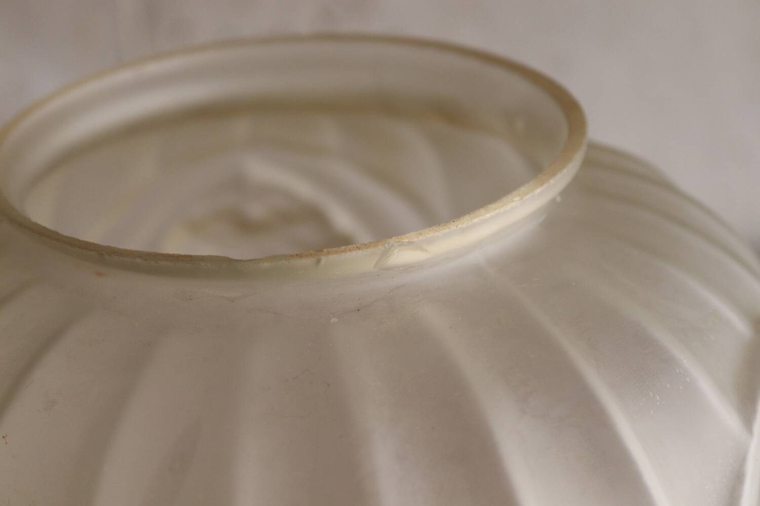 Vase boule en verre art deco aux roses