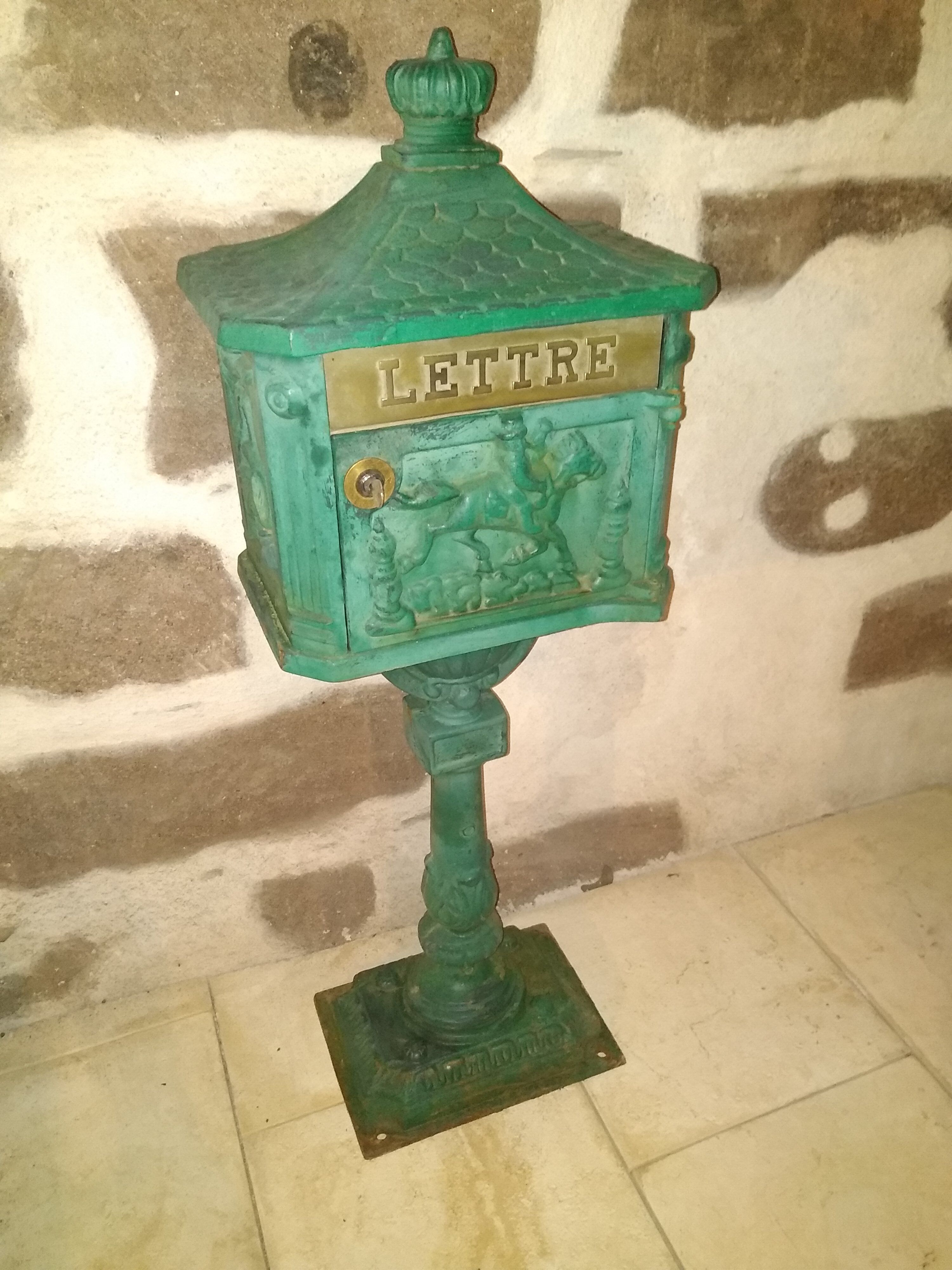 Cast-iron mailbox