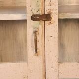 Vitrine en teck birman patine blanche-verte