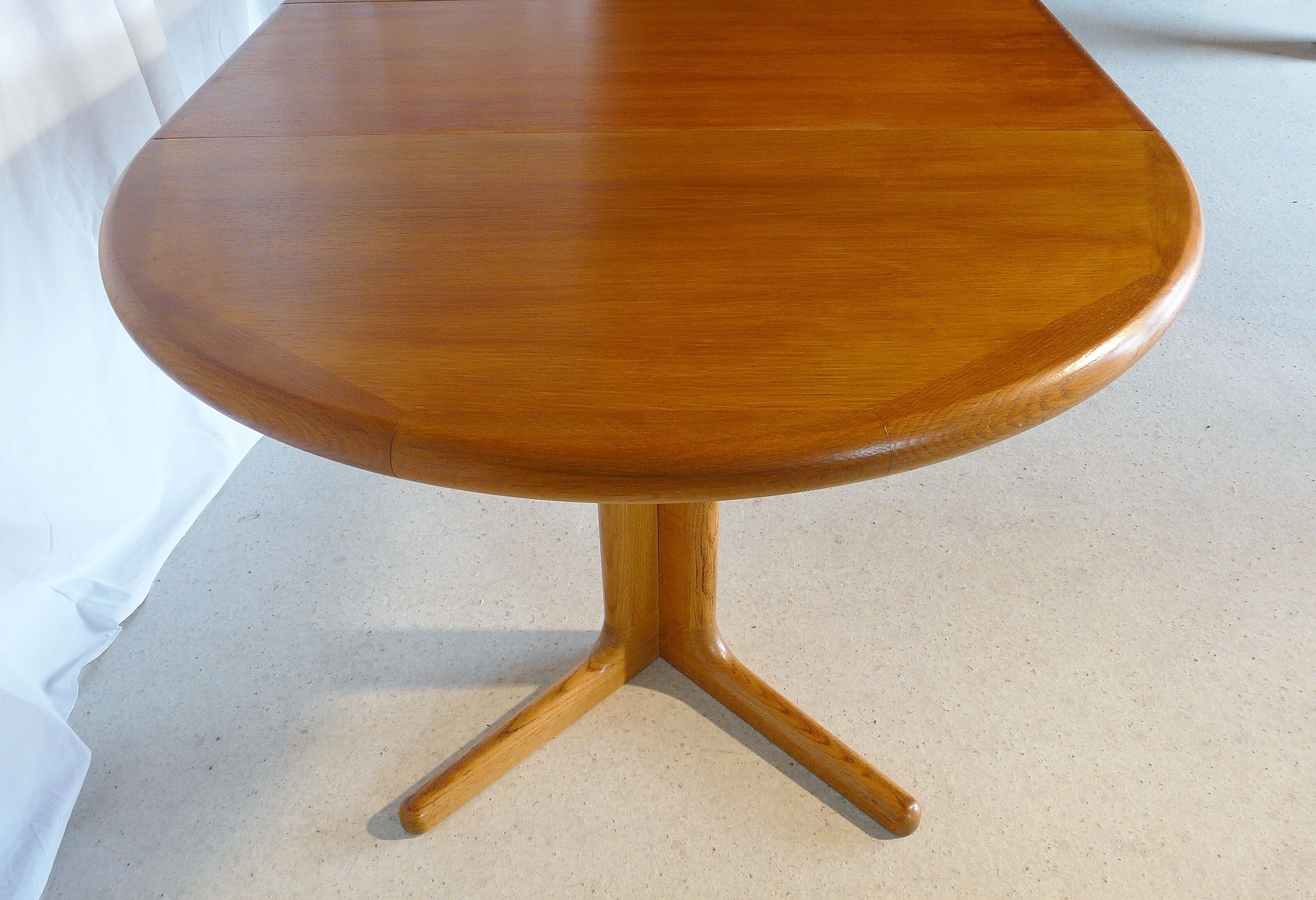 Expandable round table in teak