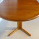 Expandable round table in teak
