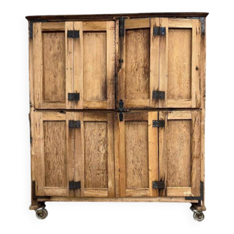 Grande armoire industrielle vintage en bois sur roulettes / étagère