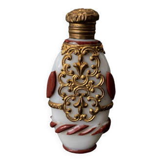 Ovoid nineteenth-century opaline salt bottle lined with red mouldings