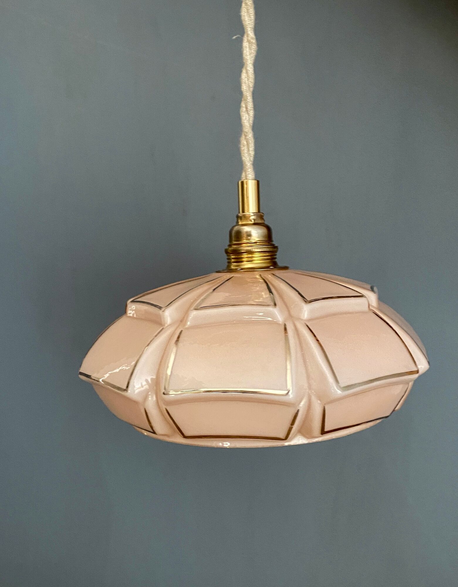 Suspension abat-jour vintage art déco en opaline rose